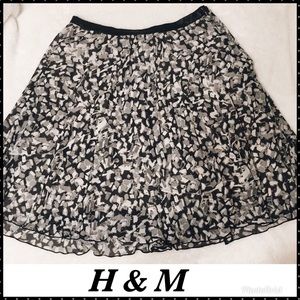 H&M Women’s black&white floral skirt